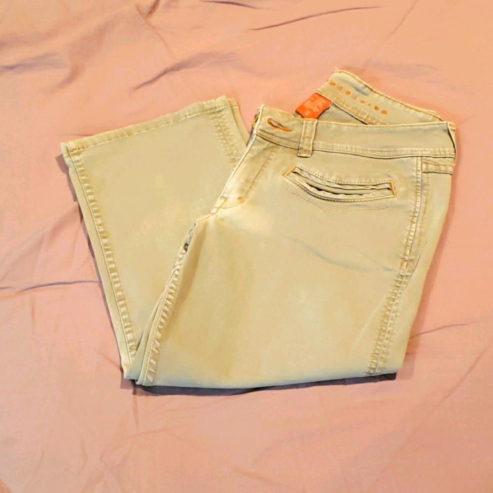 Cropped khakis, green color